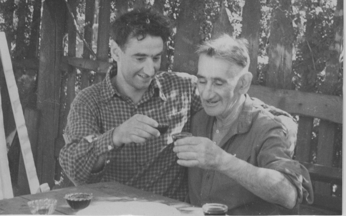 עם אביו אברם, 1955